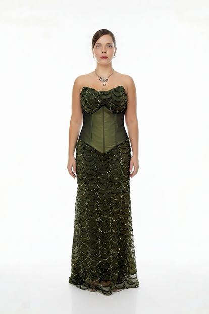 فستان سهرة كبير الحجم بلون الكاكي مزين بالترتر بتصميم الكورسيه